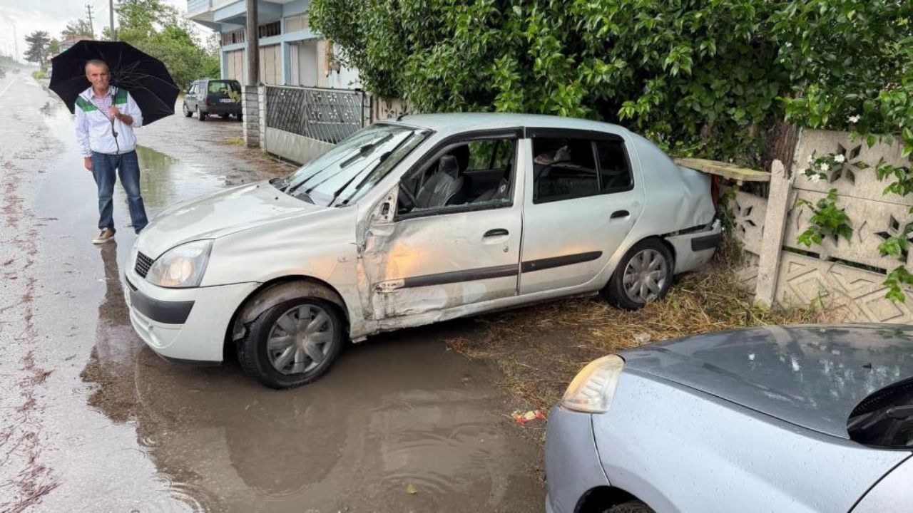 Düğün Yolunda Korkutan Kaza Cip Kavşakta Otomobile Çarptı (1)