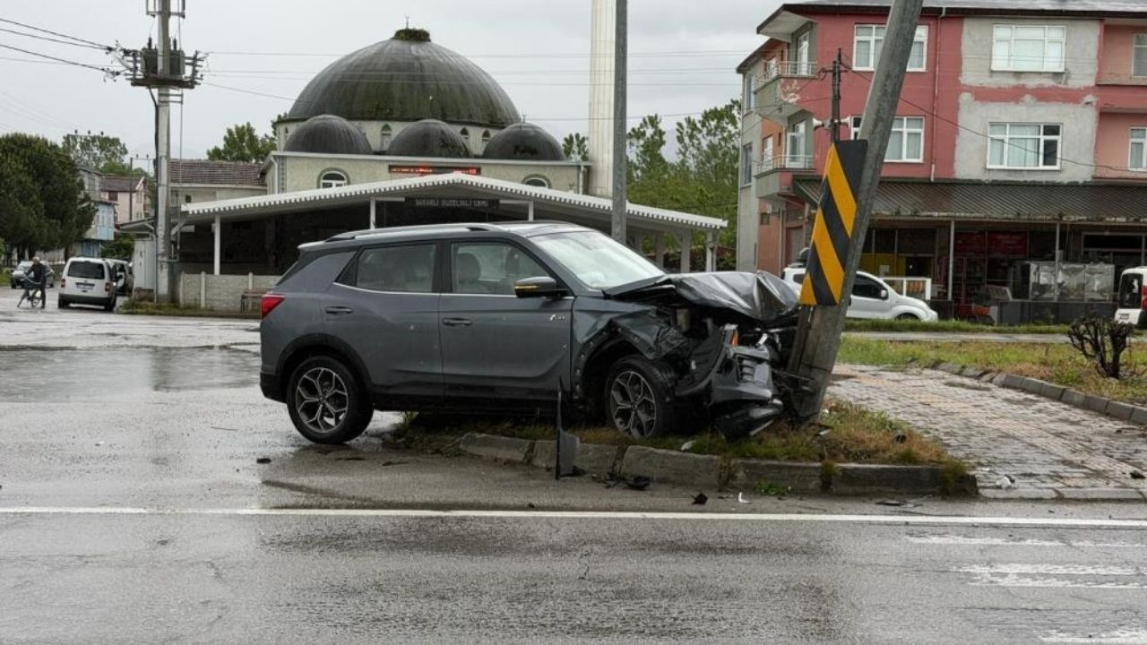 Düğün Yolunda Korkutan Kaza Cip Kavşakta Otomobile Çarptı (2)