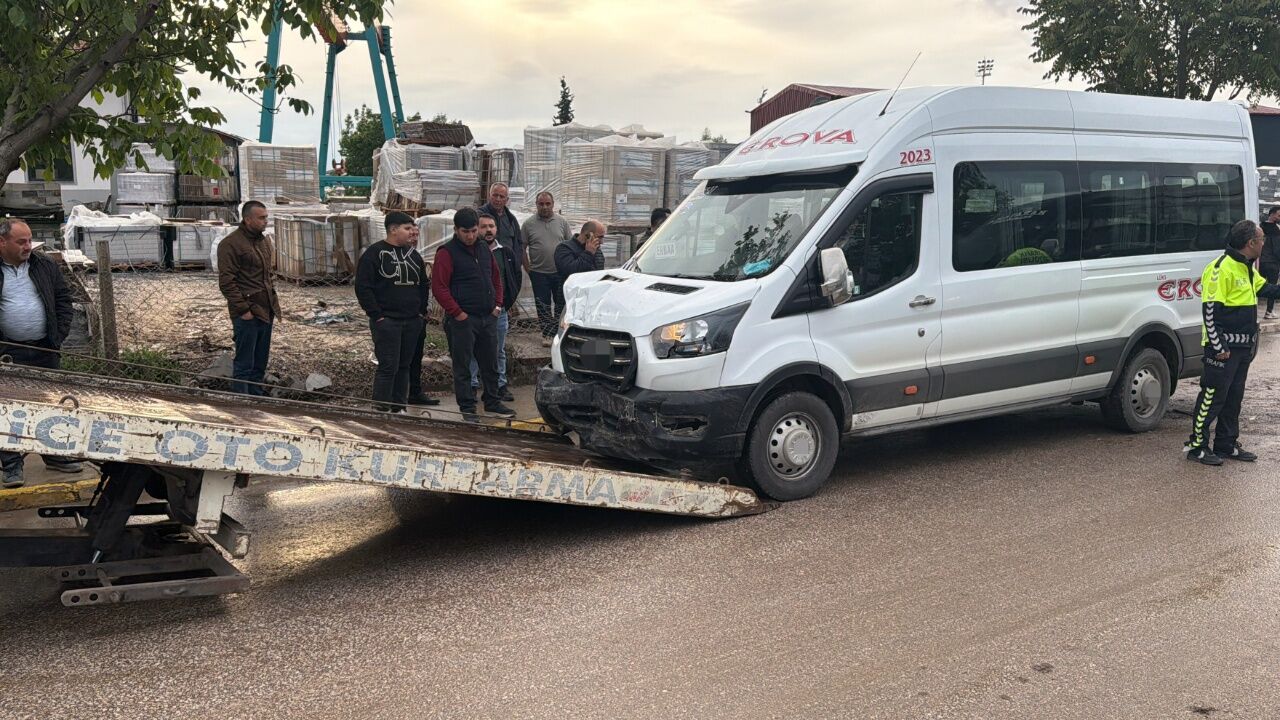 Erbaa'da Iki Servis Minibüsü Çarpışt (1)