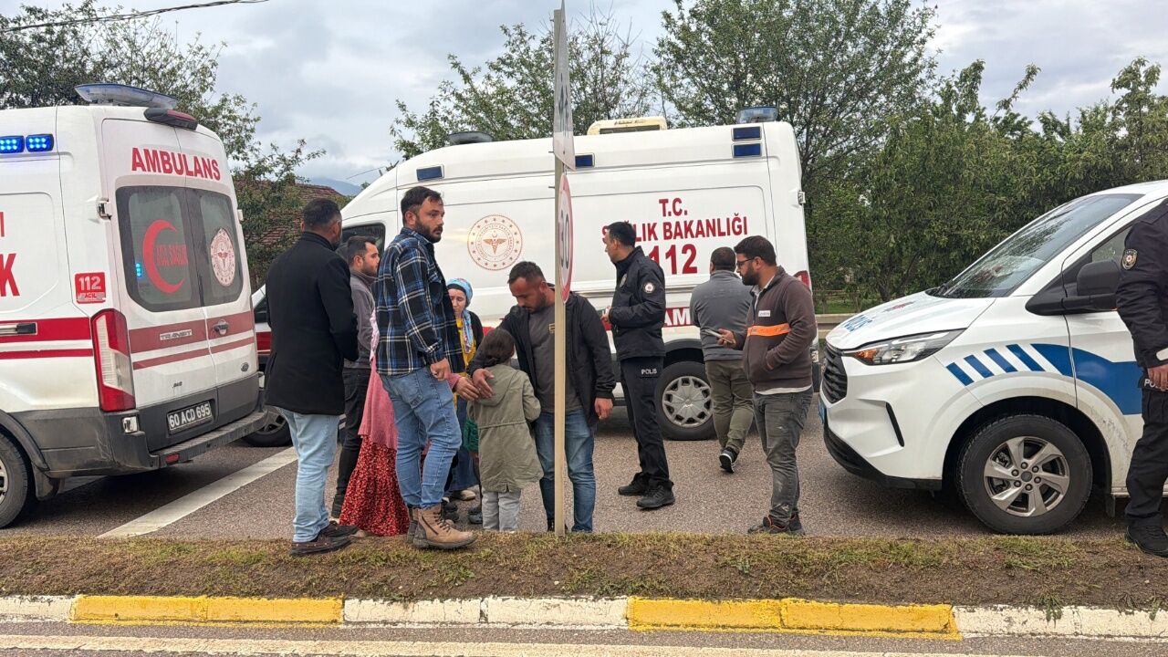Erbaa'da Iki Servis Minibüsü Çarpışt (2)