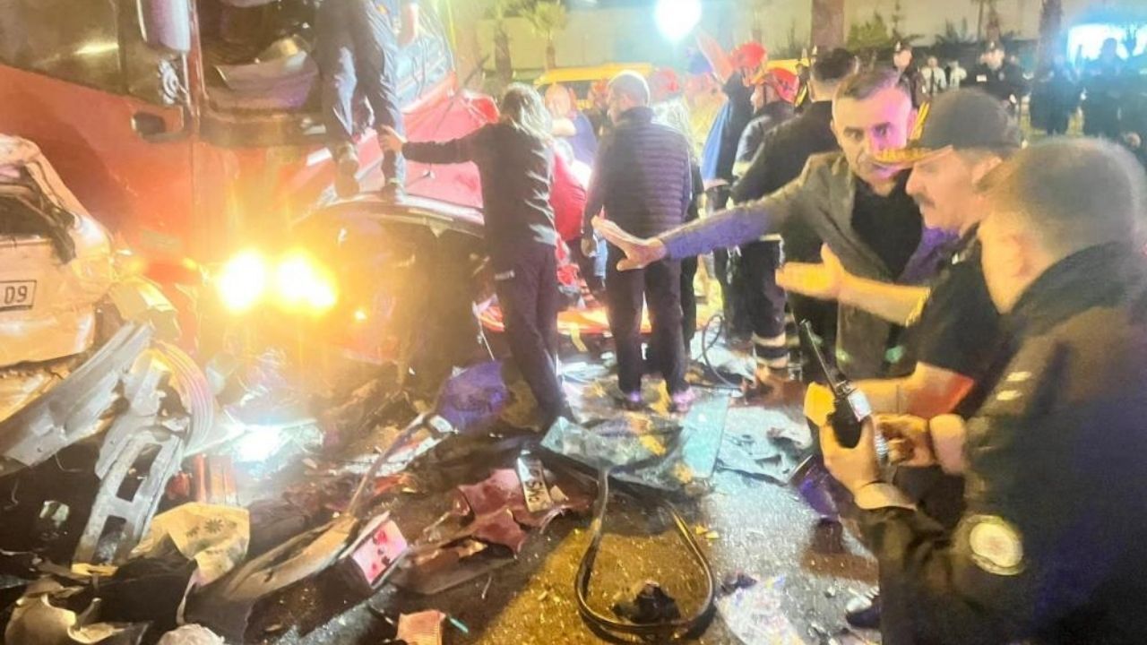 Facia Gibi Kaza! Tır Iki Otomobili Ezdi 5 Ölü, 6 Yaralı (2)