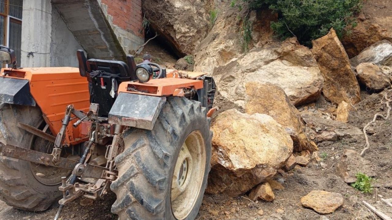 Facianın Eşiğinden Dönüldü Kaya Parçaları Ev Ve Traktörün Üzerine Düştü (1)