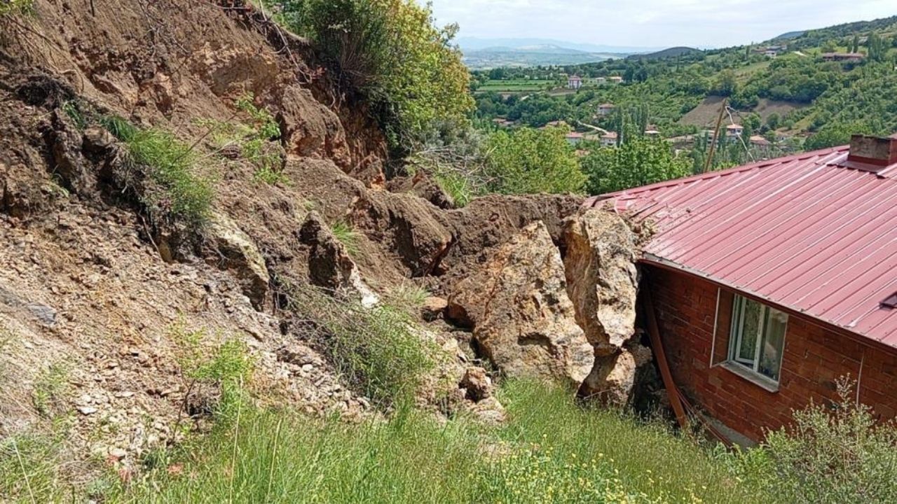 Facianın Eşiğinden Dönüldü Kaya Parçaları Ev Ve Traktörün Üzerine Düştü (3)
