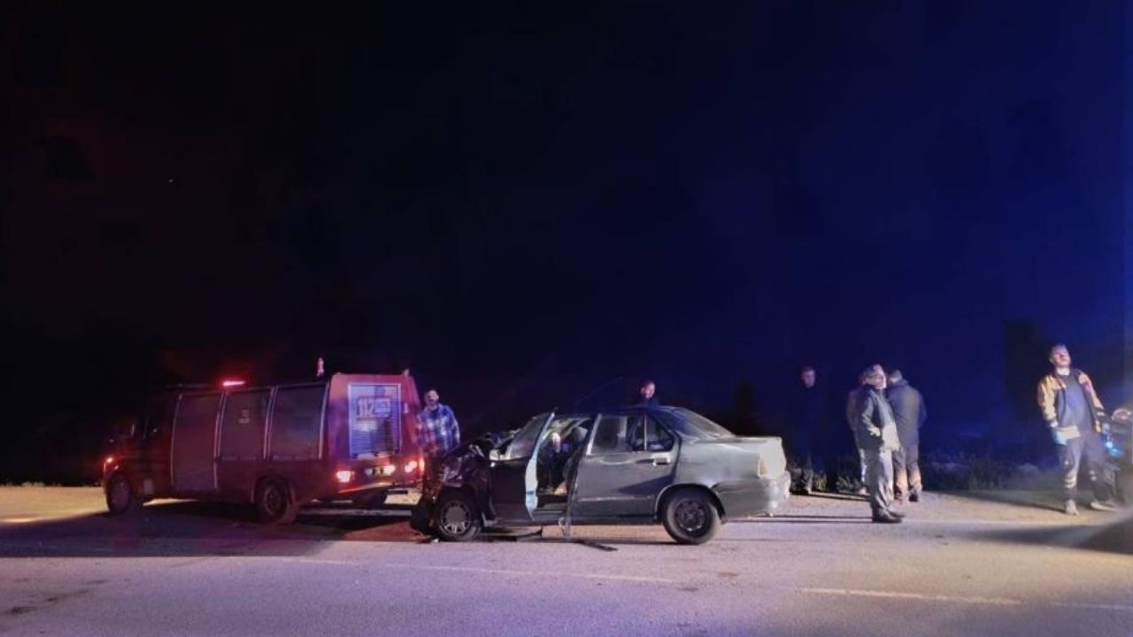 Feci Kaza Aynı Yönde Giden Iki Araç Çarpıştı, 5 Kişi Yaralandı (1)
