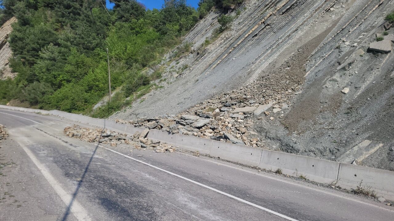 İnebolu Abana Yolunda Heyelan (1)