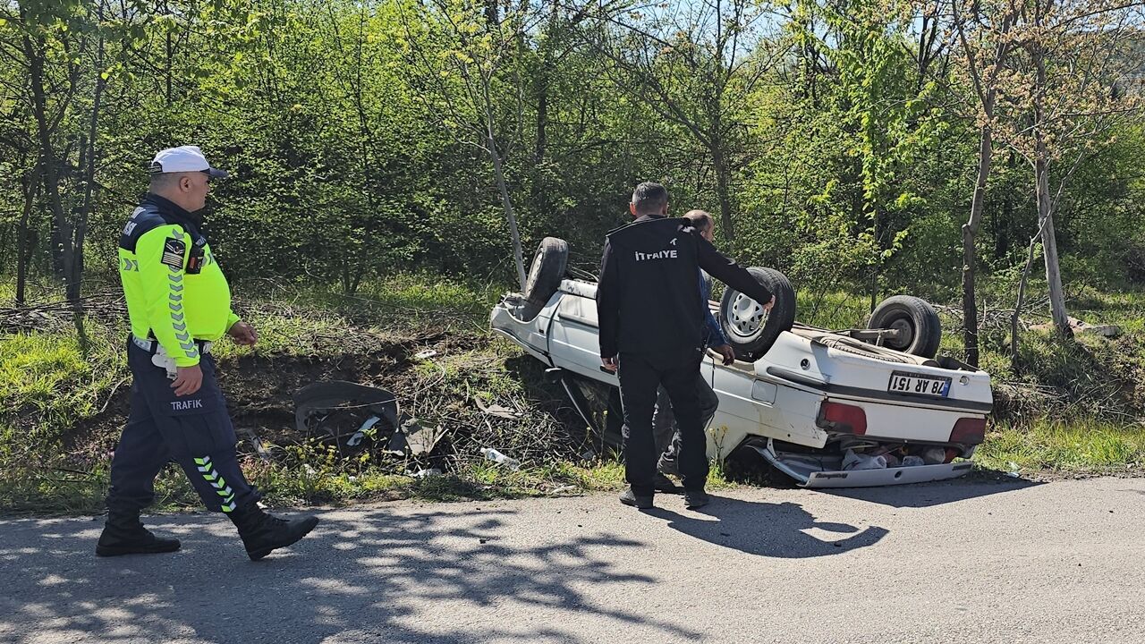 Karabükte Otomobil Devrildi Yaralı (2)