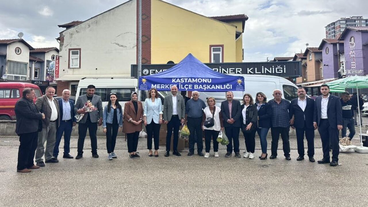 Kastamonu Milletvekili Halil Uluay Pazarda Çiçek Dağıttı (1)