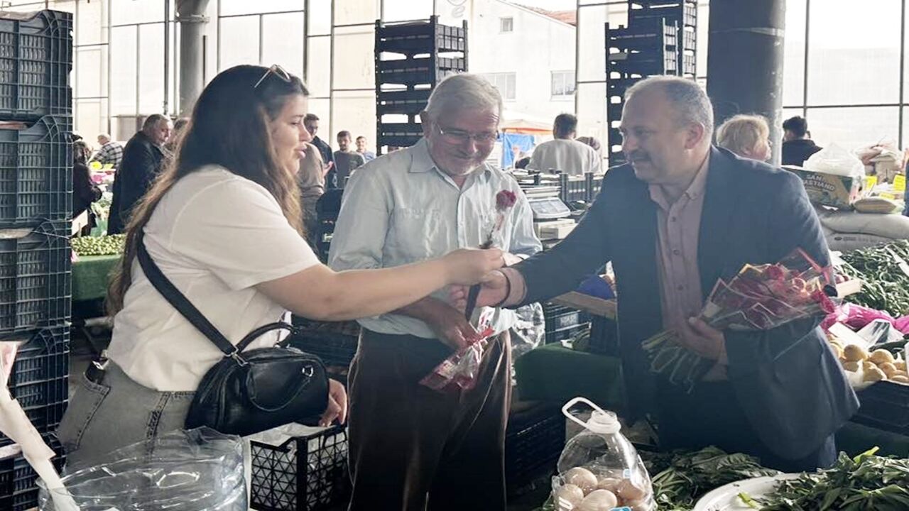 Kastamonu Milletvekili Halil Uluay Pazarda Çiçek Dağıttı (2)
