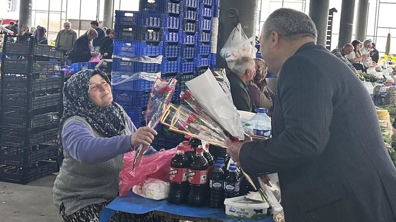 Kastamonu Milletvekili Halil Uluay Pazarda Çiçek Dağıttı (3)
