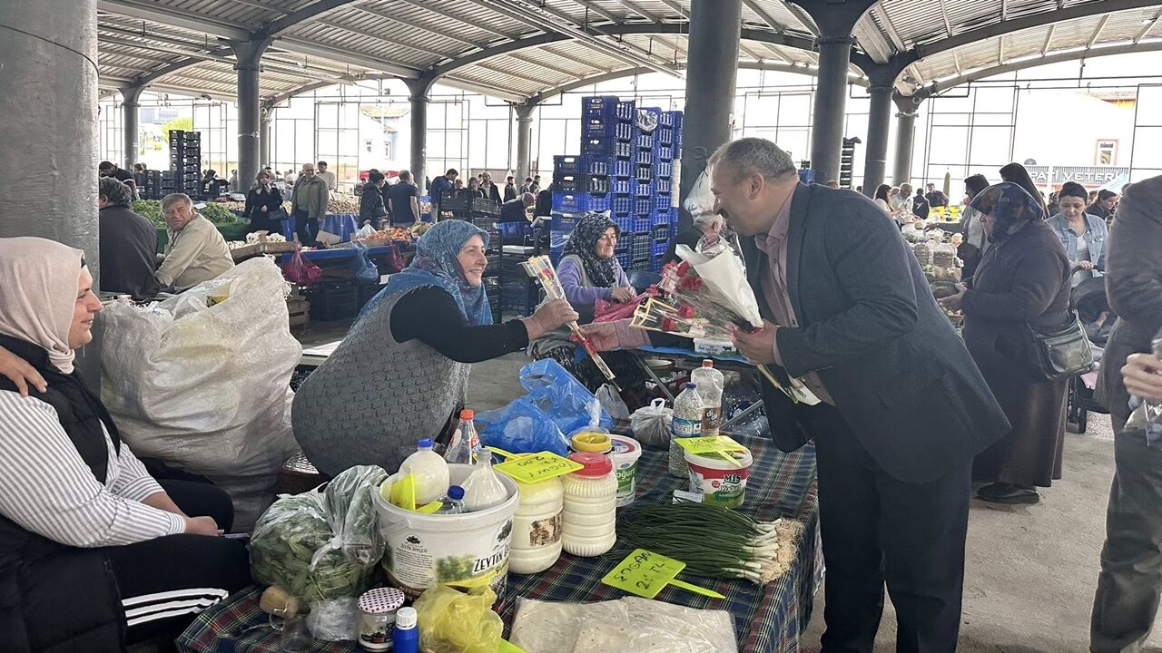 Kastamonu Milletvekili Halil Uluay Pazarda Çiçek Dağıttı (5)