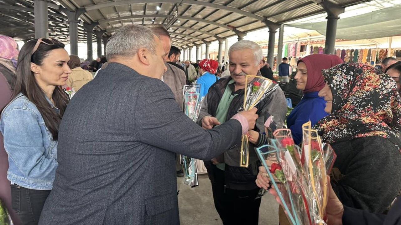 Kastamonu Milletvekili Halil Uluay Pazarda Çiçek Dağıttı (7)
