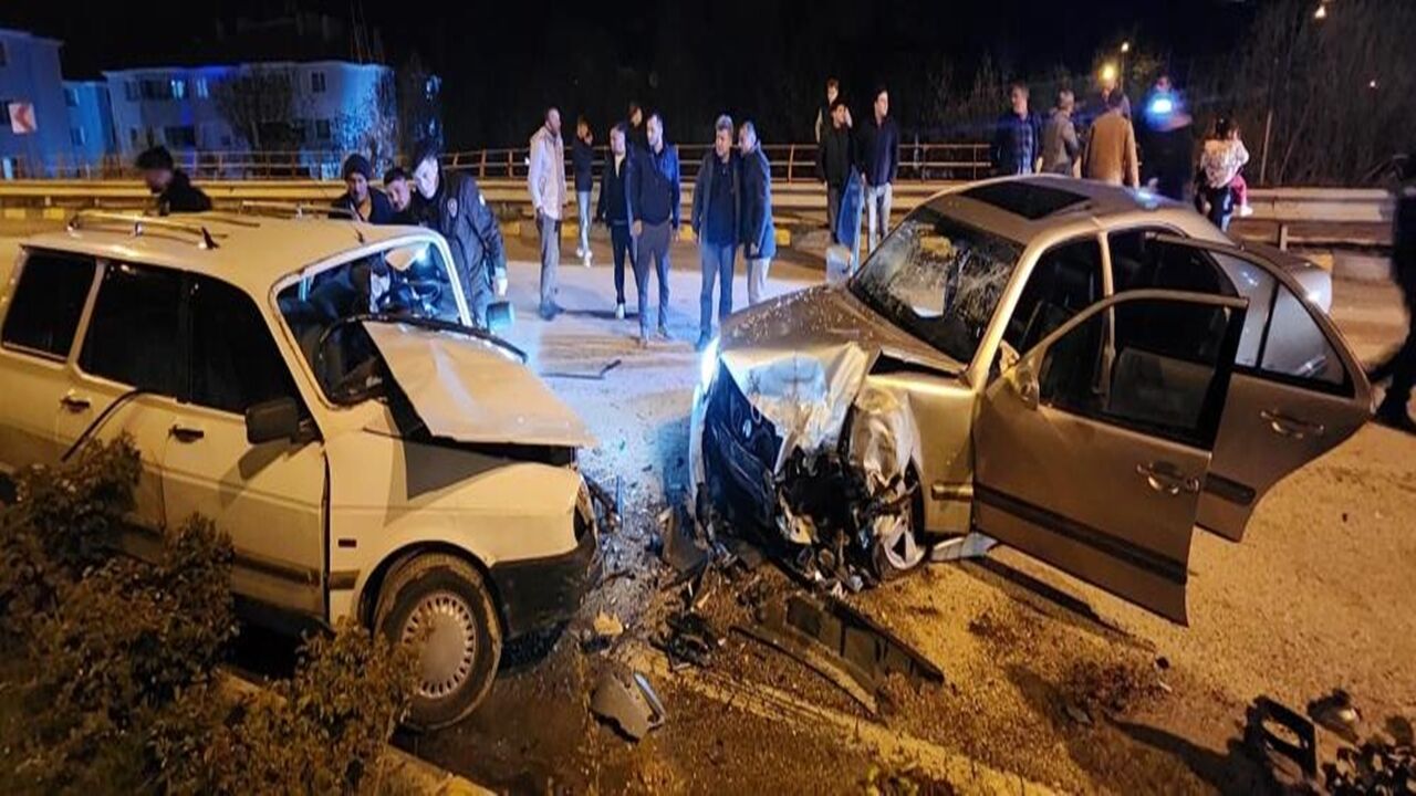 Kastamonu Plakalı Otomobil Feci Kaza Yaralı (2)