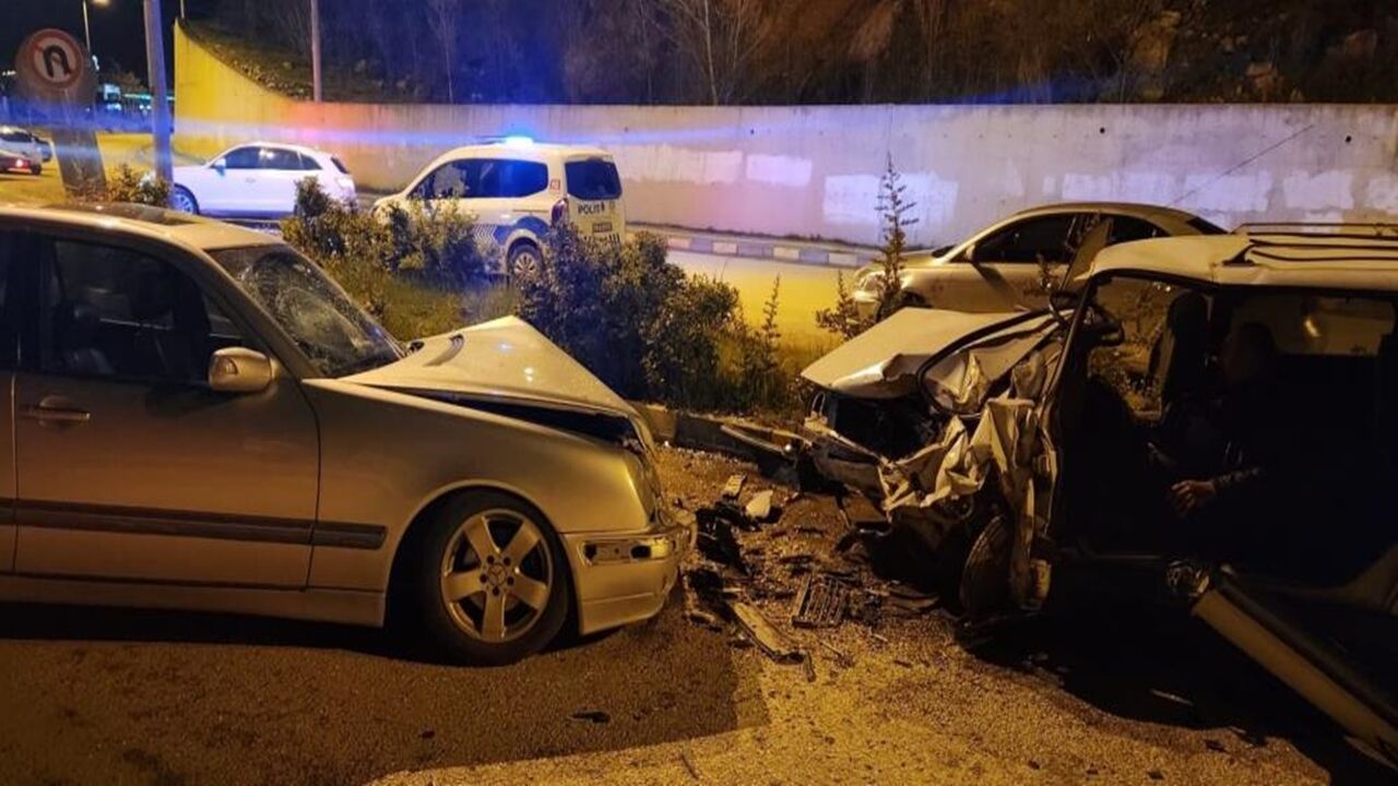 Kastamonu Plakalı Otomobil Feci Kaza Yaralı (3)