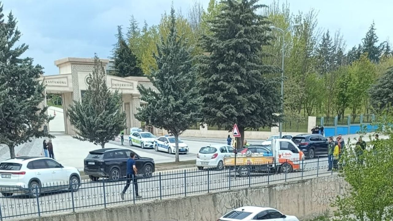 Kastamonu Üniversitesi Önünde Korkutan Kaza 3 Araç Çarpıştı (1)