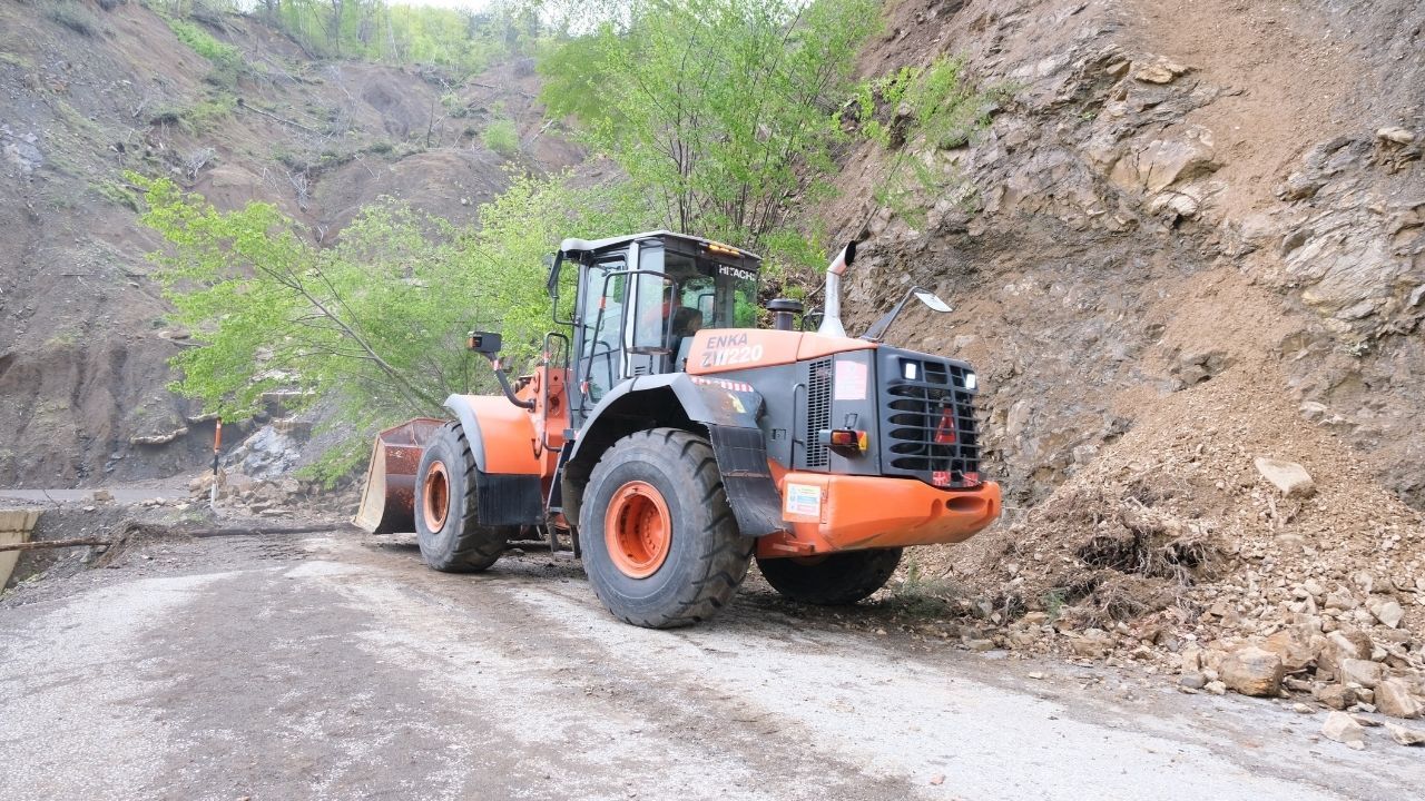 Kastamonu’da Köylere Ulaşımı Kesen Heyelan Temizlendi (1)
