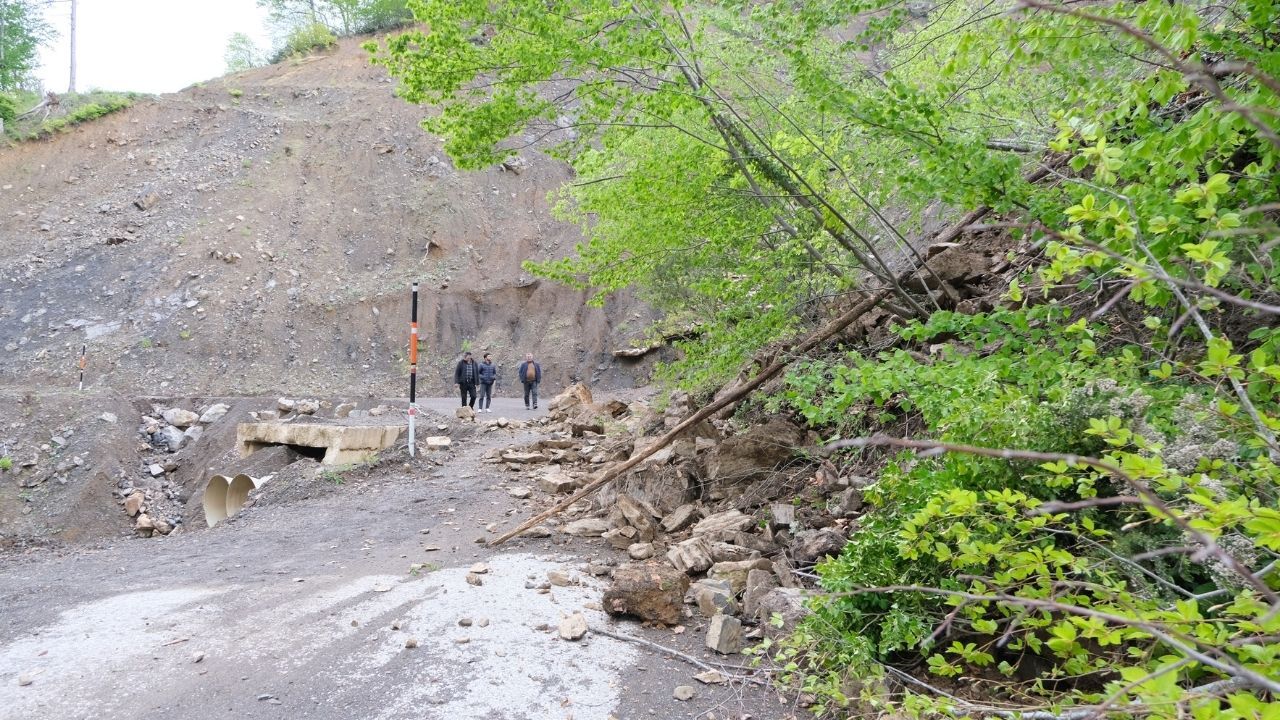 Kastamonu’da Köylere Ulaşımı Kesen Heyelan Temizlendi (2)