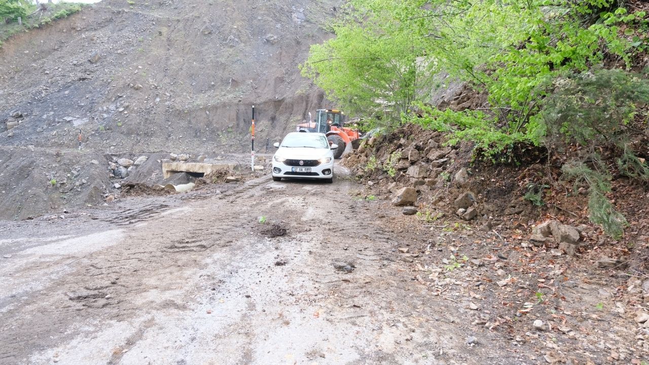 Kastamonu’da Köylere Ulaşımı Kesen Heyelan Temizlendi (4)