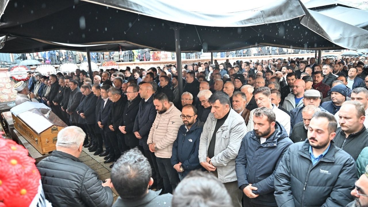 Kastamonu’da Milletvekili Ekmekci’nin Annesi Son Yolculuğuna Uğurlandı (3)