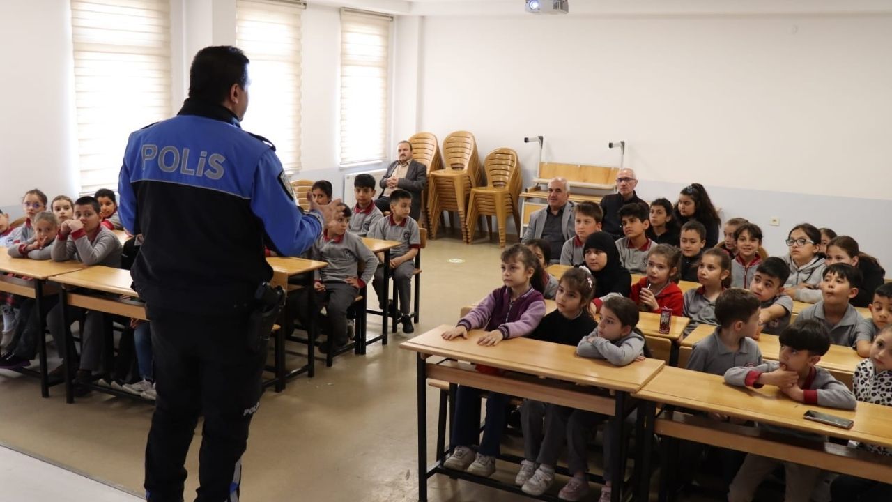 Kastamonu’da Öğrencilere Kritik Eğitim Polisler Tek Tek Anlattı (3)