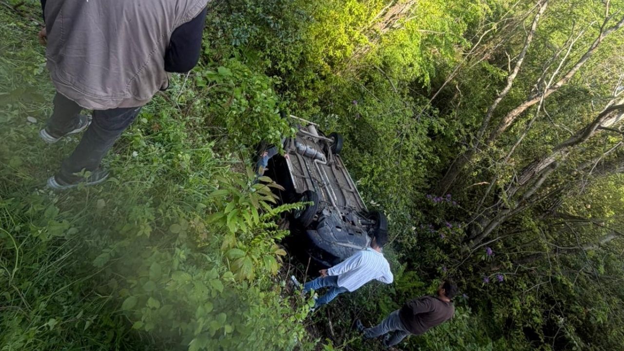 Kastamonu’da Otomobil Şarampole Yuvarlandı 2 Kişi Yaralandı (2)