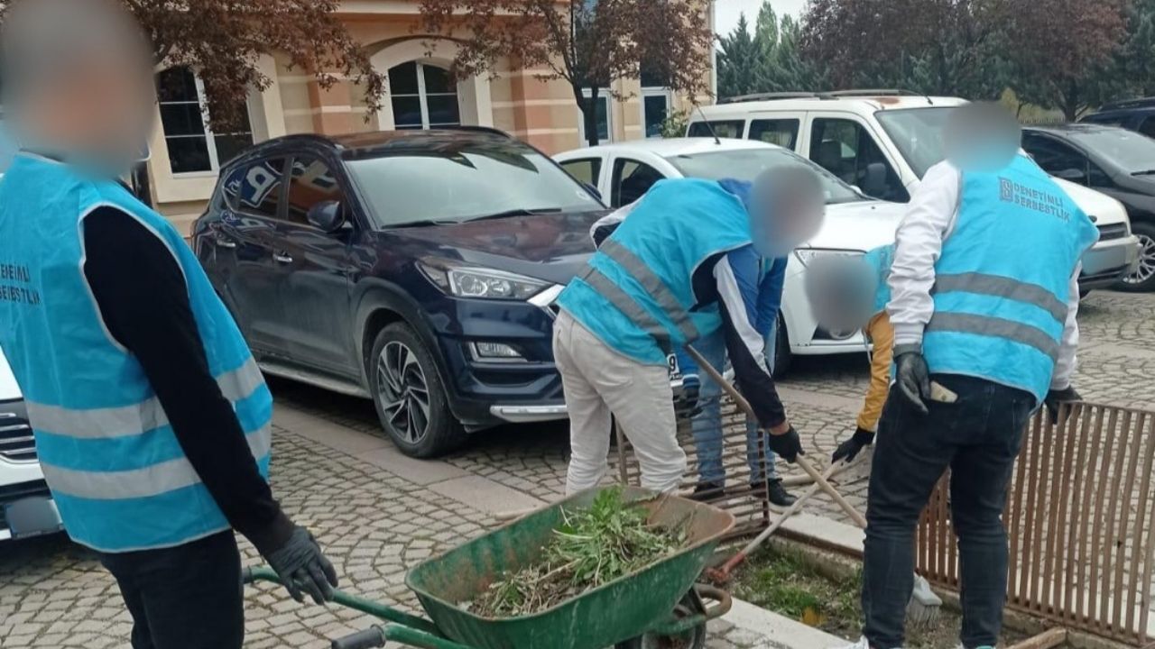 Kastamonu’da Yükümlüler Adalet Sarayı Çevresini Temizledi (1)