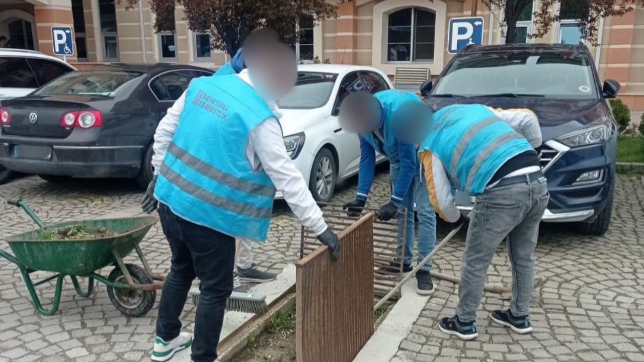 Kastamonu’da Yükümlüler Adalet Sarayı Çevresini Temizledi (2)