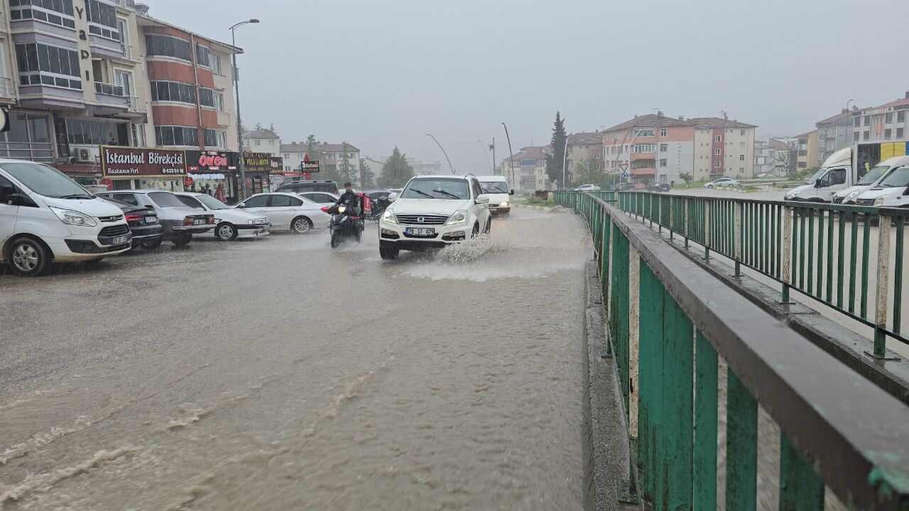 Komşuda Sağanak Kabusu Yollar Göle Döndü (1)