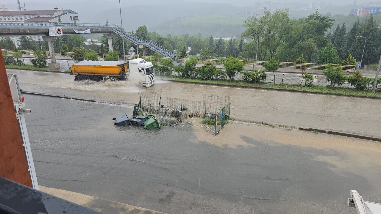 Komşuda Sağanak Kabusu Yollar Göle Döndü (2)