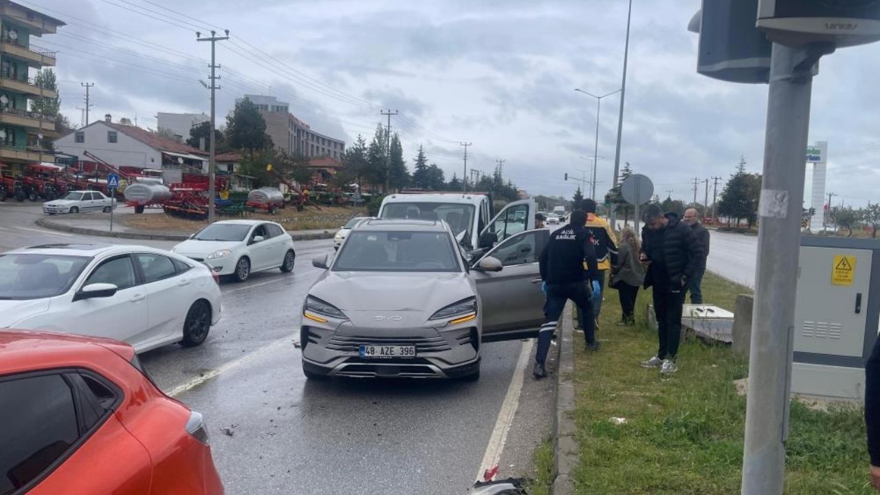 Komşuda Zincirleme Kaza 3 Araç Çarpıştı, 2 Kişi Yaralandı (2)