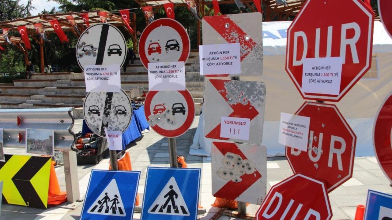 Magandaların Kurşunladığı Trafik Levhaları Sergilendi (2)