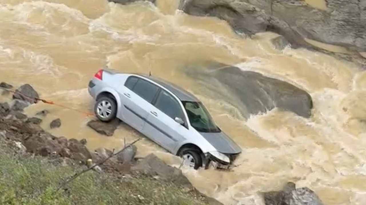 Otomobil Dereye Uçtu Sürücü Ucuz Atlattı (1)