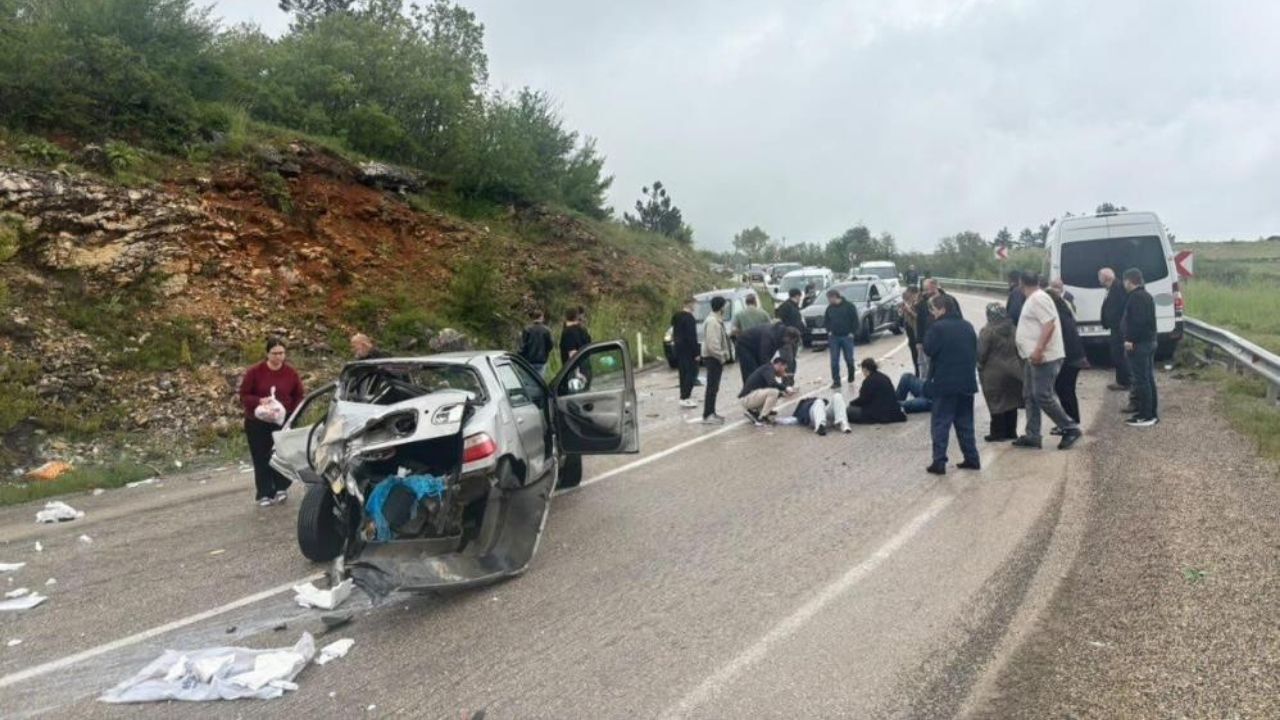 Otomobil Ile Servis Otobüsü Feci Şekilde Çarpıştı 6 Kişi Hastanelik Oldu (1)