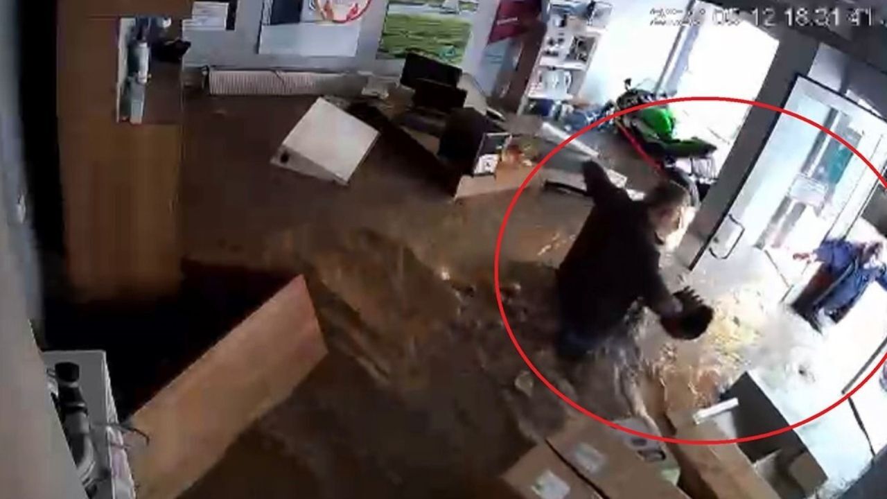 Sel Felaketi Böyle Geldi Araçlar Sulara Kapılıp Sürüklendi (2)