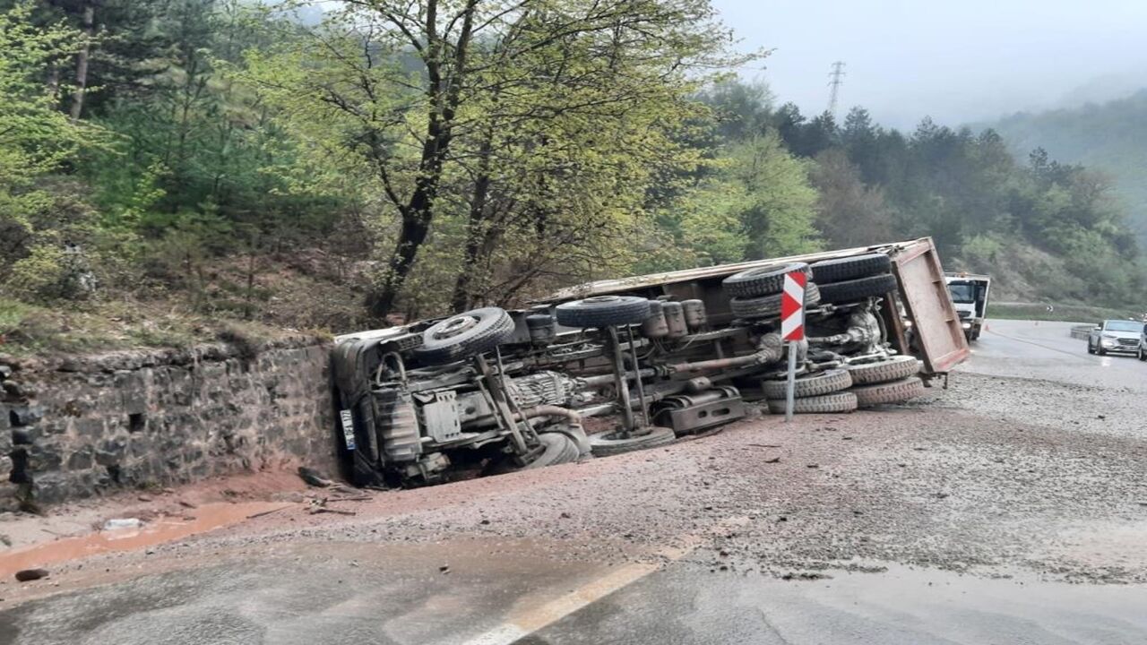Sinopta Kum Yüklü Kamyon Uçtu (1)