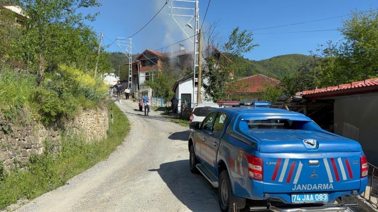 Sobayı Yakmak Isterken Ev Alev Aldı Yaşlı Adam Ve Torunu Son Anda Kurtuldu (2)