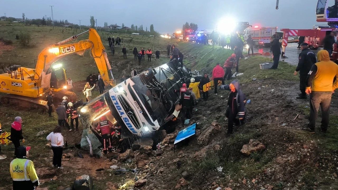 Son Dakika! Şarampole Devrilen Otobüste Can Pazarı Ölü Ve Yaralılar Var (1)