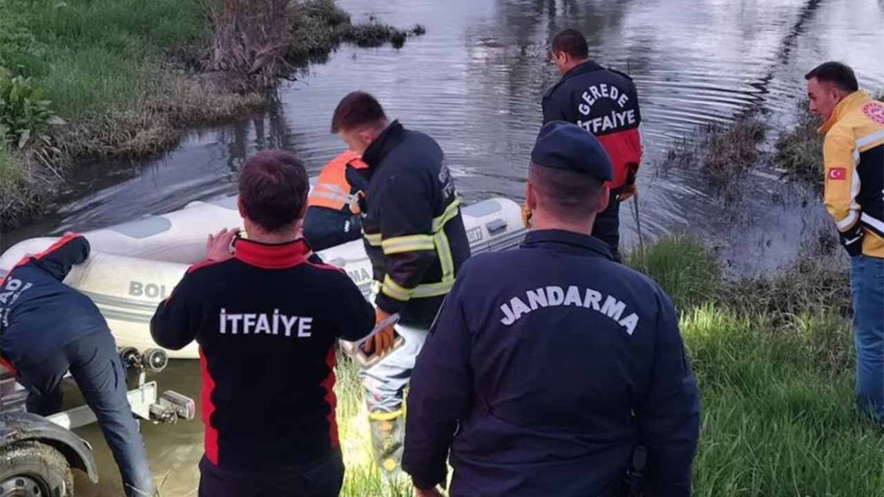 Su Seviyesi Yükseldi Çiftçi Traktörde Mahsur Kaldı (1)