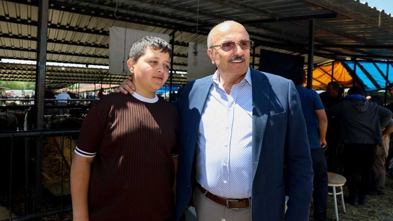 Taşköprü Hayvan Pazarında Bayram Bereketi Başkan Arslan Vatandaşlarla Buluştu (6)