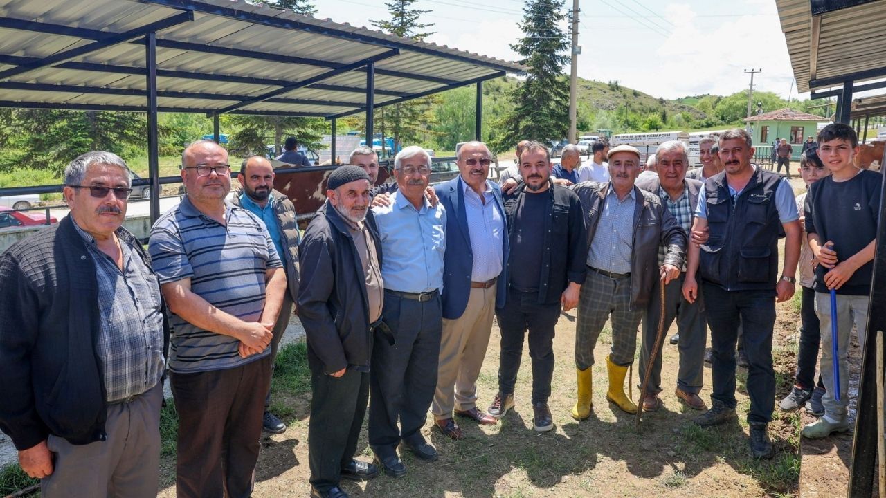 Taşköprü Hayvan Pazarında Bayram Bereketi Başkan Arslan Vatandaşlarla Buluştu (7)