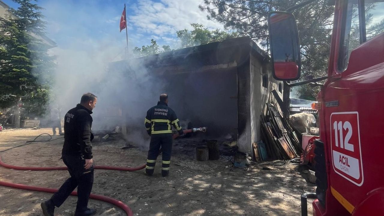 Taşköprü’de Garaj Yangını Paniği İtfaiye Ekipleri Zamanında Yetişti (3)