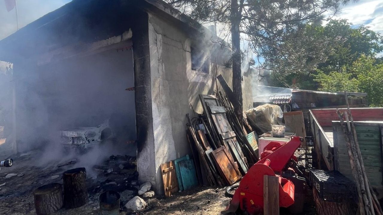 Taşköprü’de Garaj Yangını Paniği İtfaiye Ekipleri Zamanında Yetişti (6)