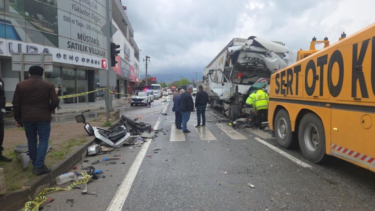 Tır Trafik Kazası Hayattan Koptu (1)