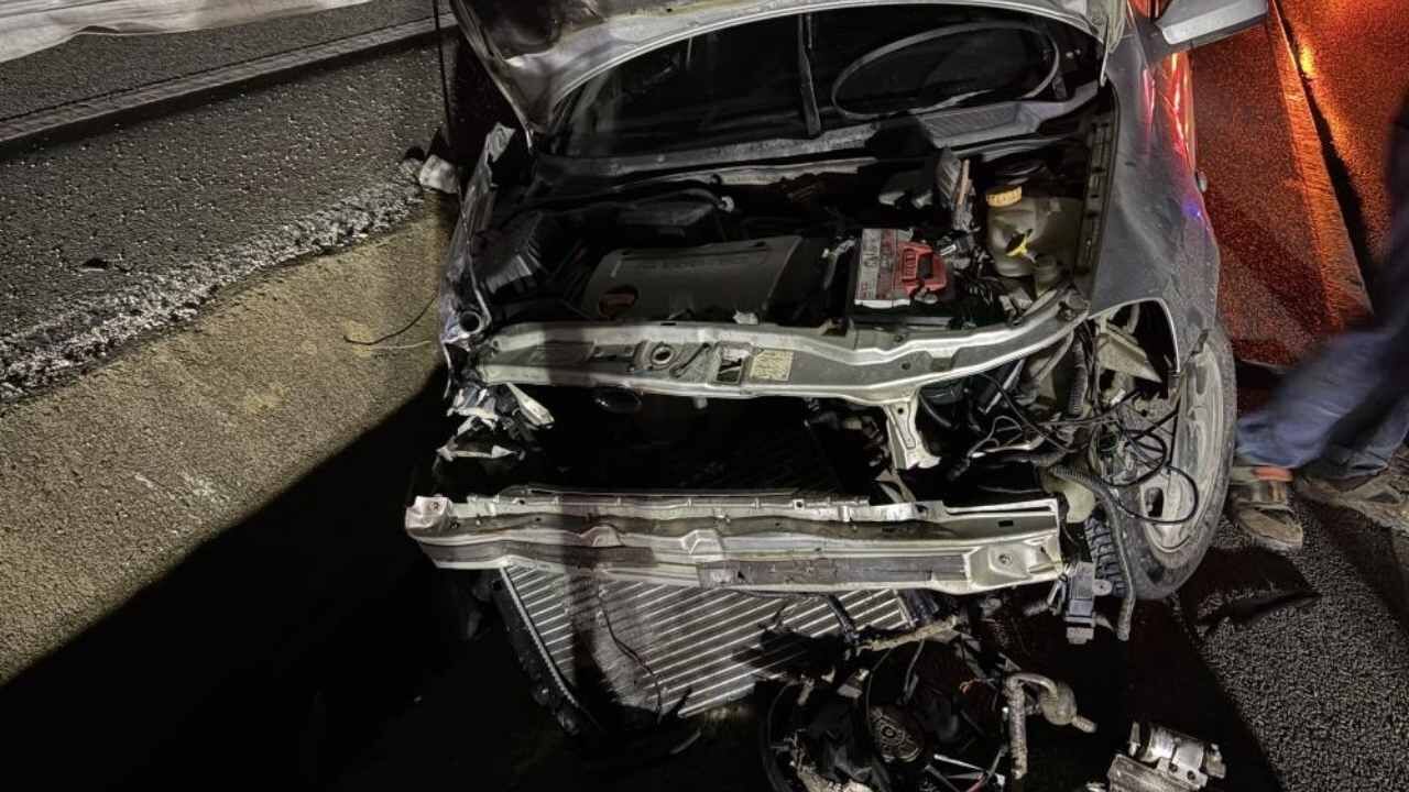 Tosya’da D100’De Feci Kaza Otomobil Bariyerlere Çarptı, 2 Yaralı (1)