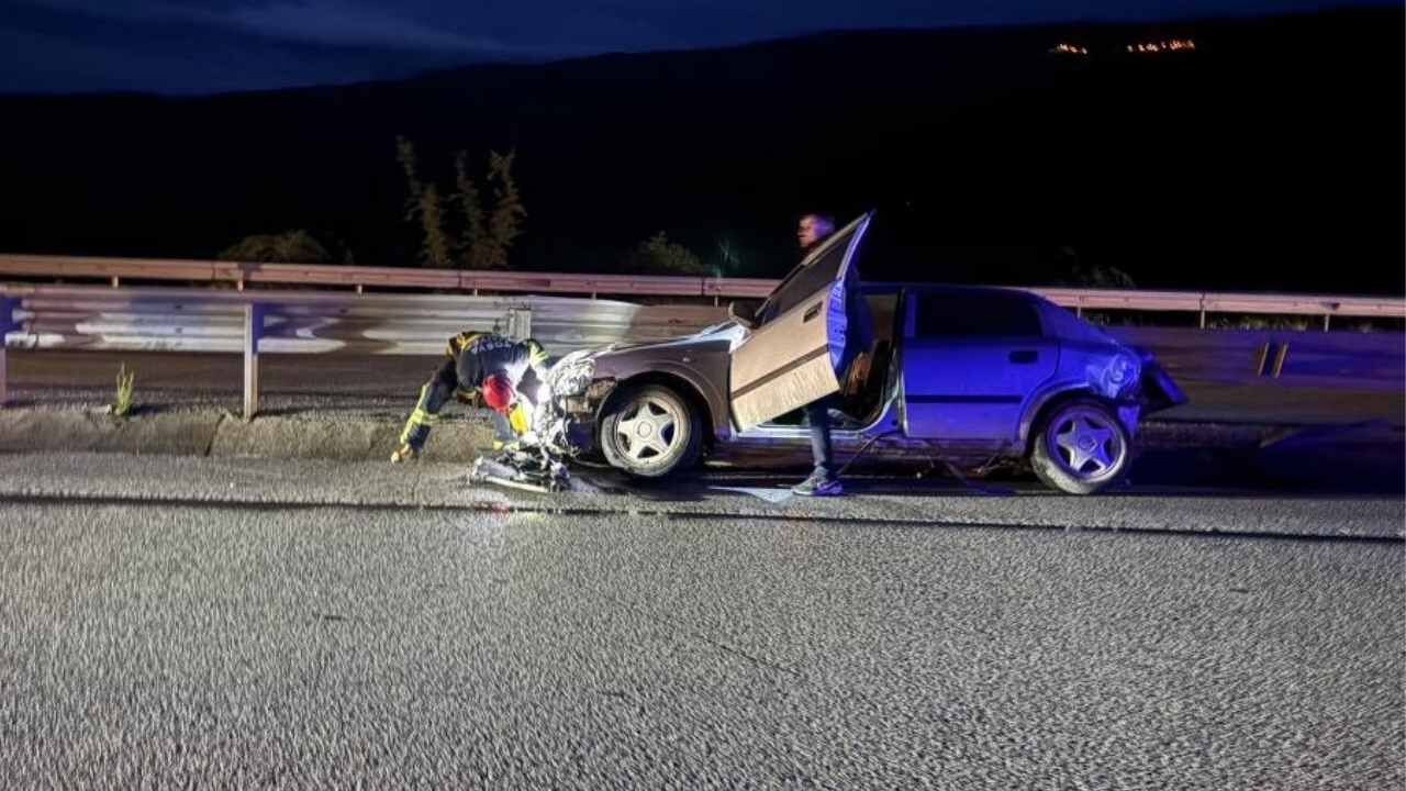 Tosya’da D100’De Feci Kaza Otomobil Bariyerlere Çarptı, 2 Yaralı (3)