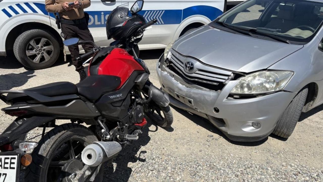 Tosya’da Korkutan Kaza Otomobil Ile Motosiklet Çarpıştı, 2 Kişi Yaralandı (3)