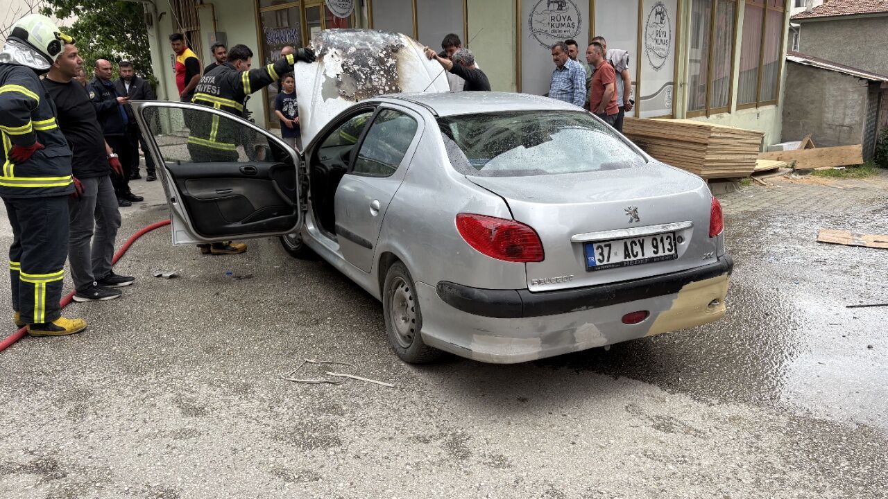 Tosya’da Seyir Halinde Korku Dolu Anlar! Otomobil Alev Aldı (2)