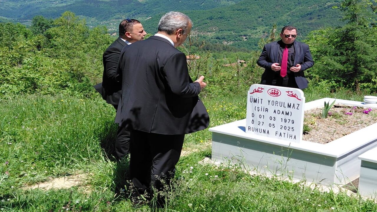 Ümit Yorulmaz Şiir Adam (1)
