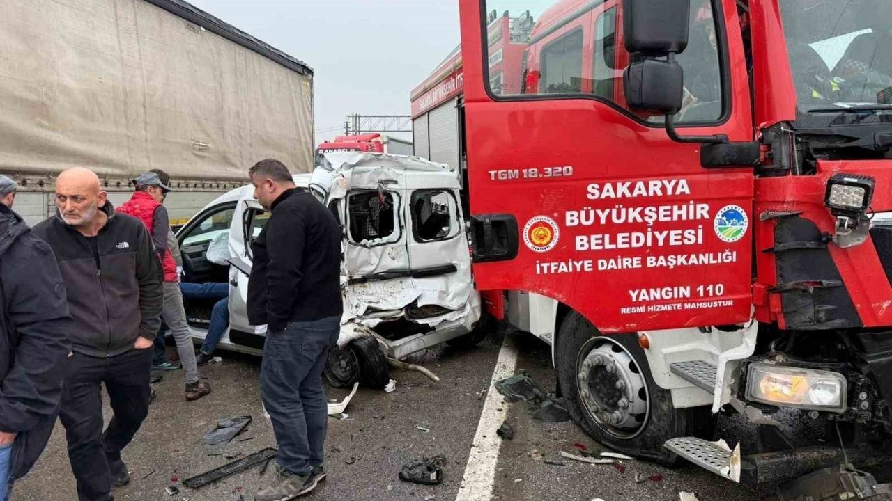 Yangın Ihbarına Giden Itfaiye Aracı Kazaya Karıştı 4 Yaralı (2)
