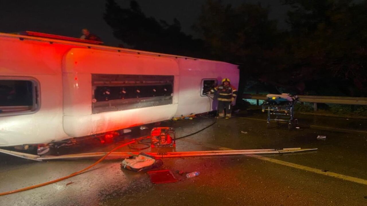 Yolcu Otobüsü Devrildi 3 Ölü 24 Yaralı (4)
