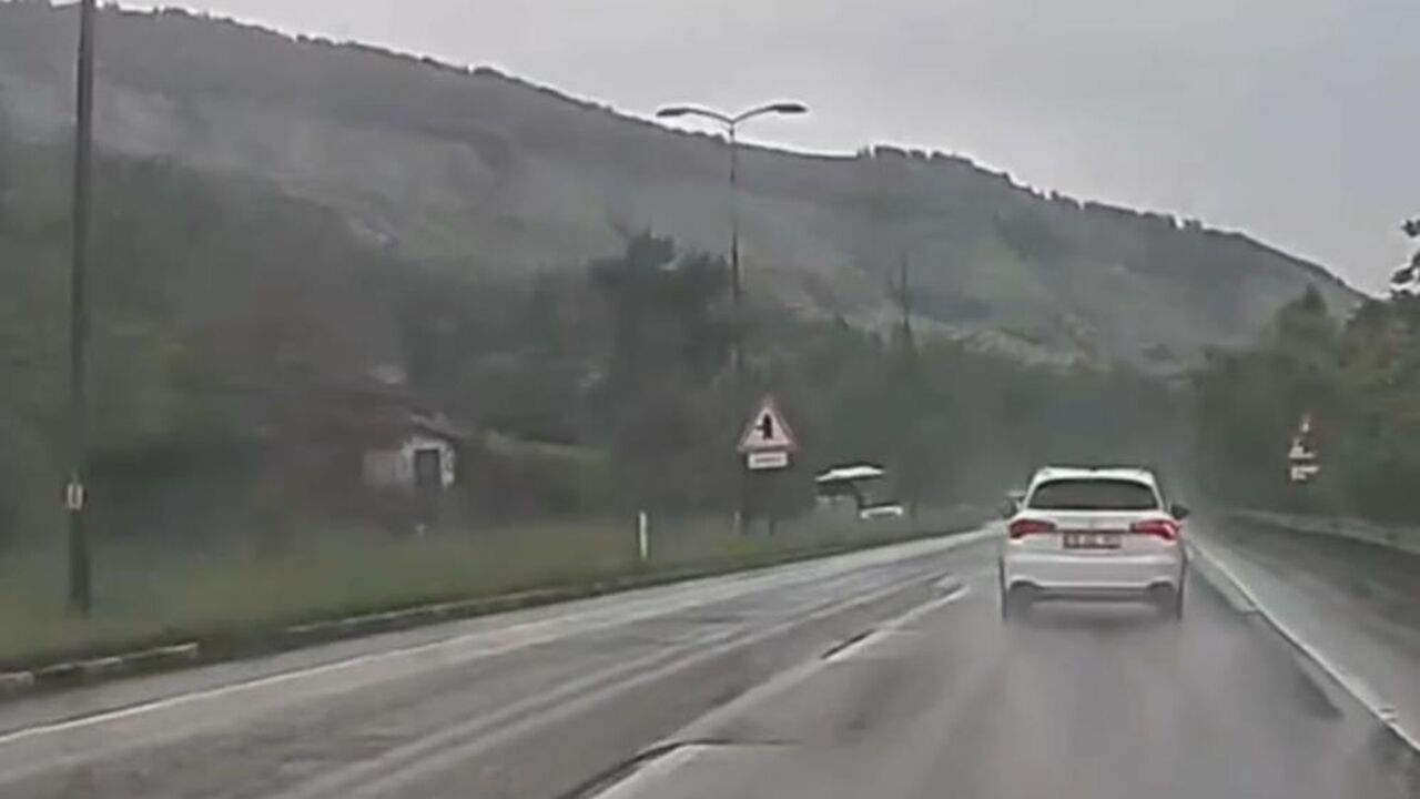 Yolcu Otobüsü Devrilmekten Son Anda Kurtuldu (1)